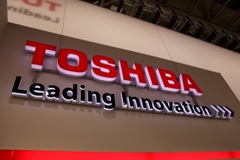 Логотип Toshiba. Фото: Harold Kuepers/flickr.com