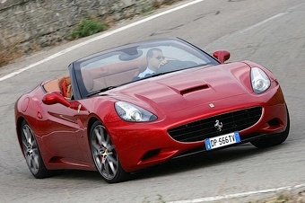 Автомобиль Ferrari California. Фото: lenta.ru