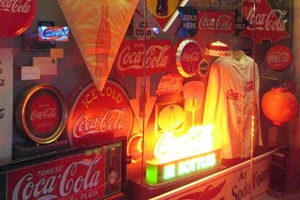 Логотипы Coca-Cola. Фото: Dremle/flickr.com