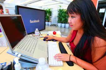 Facebook отказывается от судебного разбирательства, закрывая рекламный сервис