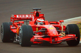Болид фирменной команды Ferrari на заезде Формулы-1