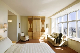 Светлые стены в спальне способствуют уюту комнаты. Фото: lvkstroy-servis.ru, allpemont.ru