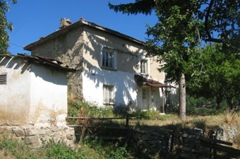 Небольшой домик в деревне - отличное решение для летнего отдыха. Фото: homes4ubulgaria.com, properties-contact.ru