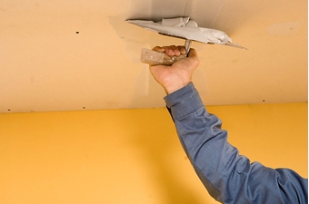 Как выровнять потолок своими руками, применяя знания строителей?