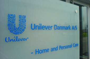 Логотип Unilever на вывеске одного из многочисленных отделений